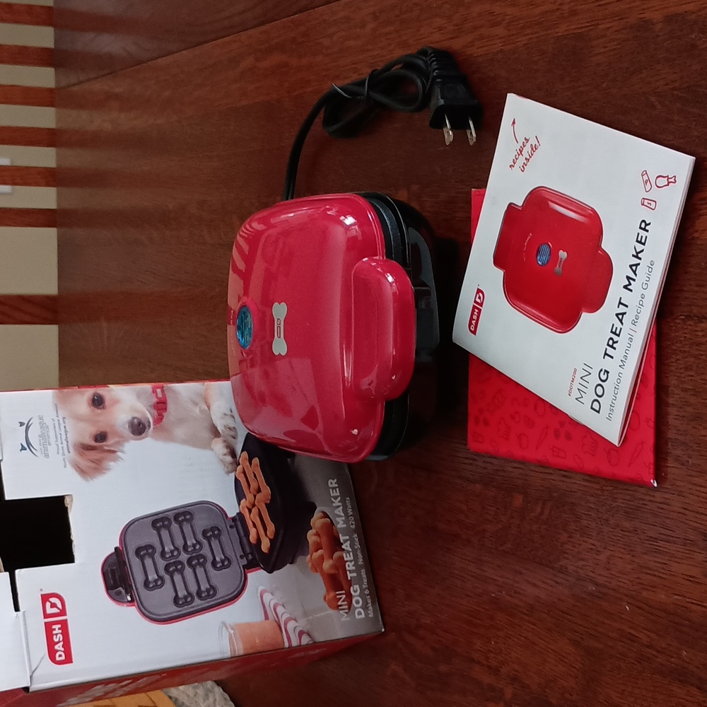 Dash Mini Dog Treat Maker & Recipe Booklet